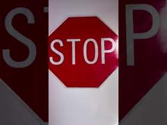 Настройки желтого цвета, предупреждающие о замедлении движения, отражающие сигналы дорожного движения для обеспечения безопасности дорожного движения