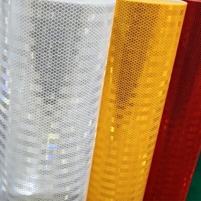 Хорошая цена 10-летний срок службы Стеклоотражающий лист алмазного класса с чувствительным к давлению клеем и призматической конструкцией полного куба онлайн